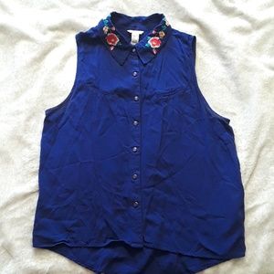 Button down sleeveless top with roses on collar